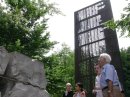 Vor dem Mahnmal in der Levetzowstraße