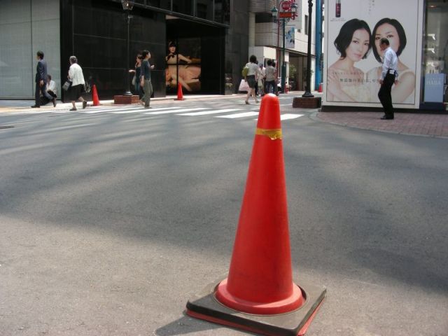 2007-05 »RED PYLON AND PINK LADY IN BLACK HOUSE« 