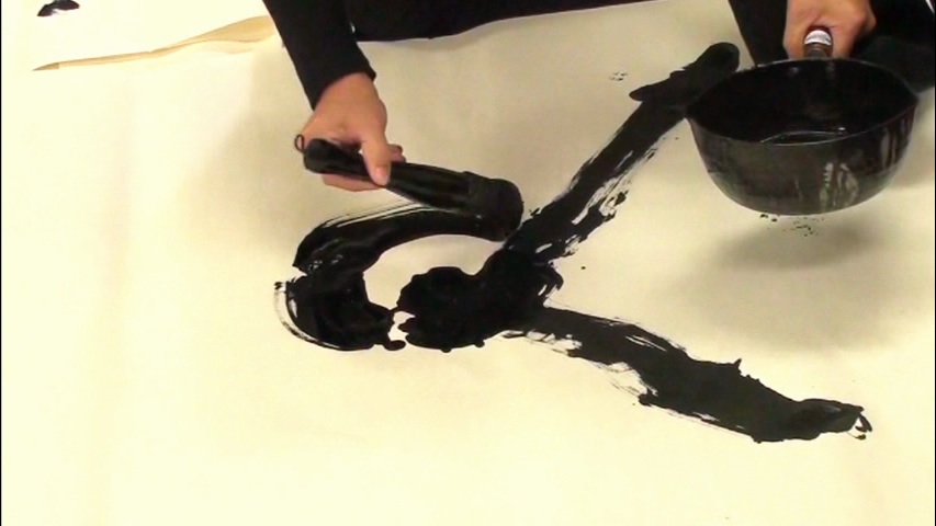 KOSHU doing the first brushstrokes on the paper