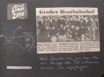 Die Tories 1966 auf dem Flughafen Tempelhof mit Fans - mit KLICK zum gr&ouml;&szlig;eren Bild