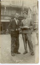 Ernst Kahn mit einem Freund in Lüttich: die Haare fangen gerade wieder zu wachsen an